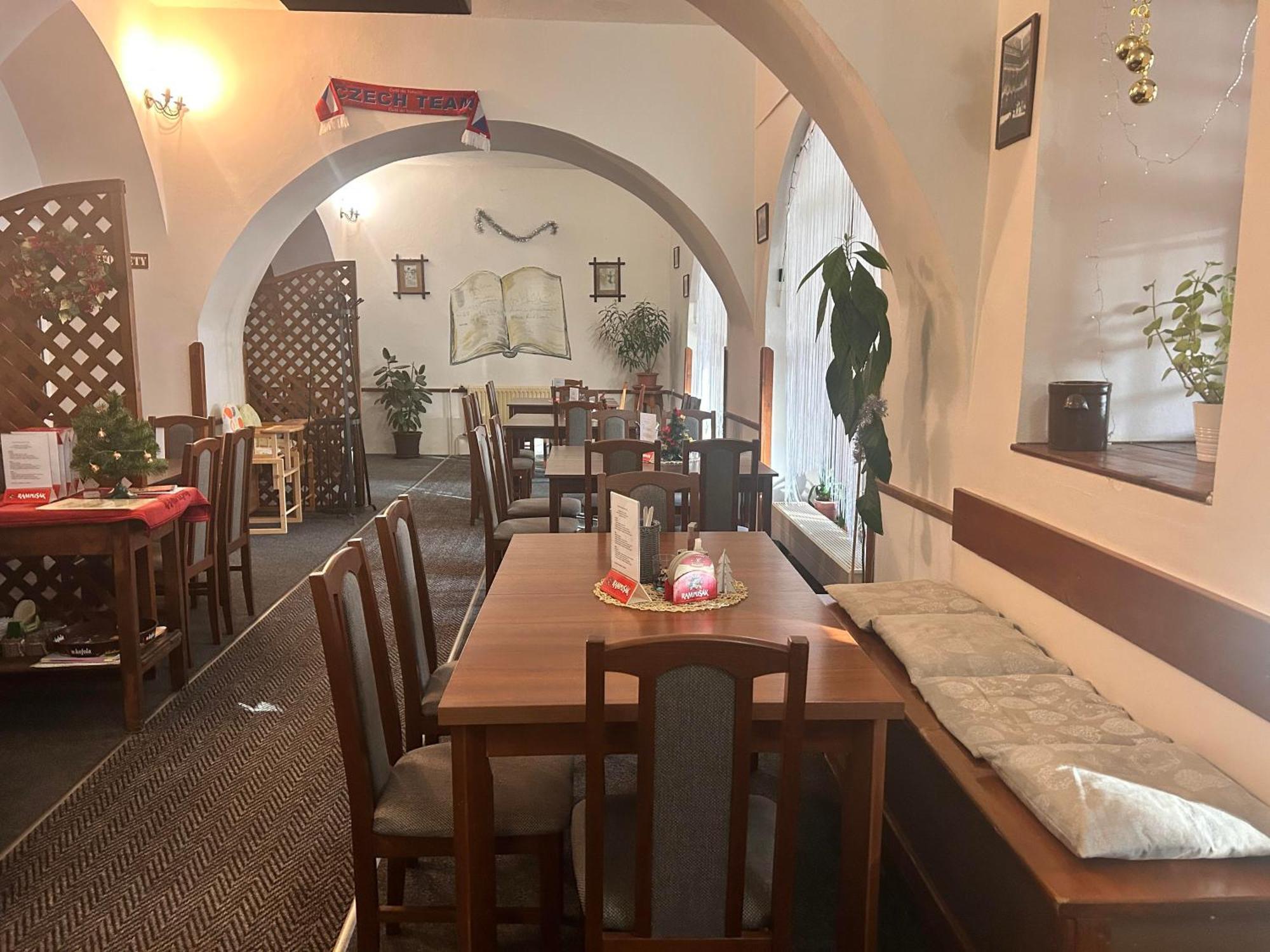 Restaurace A Penzion Podloubi Opočno 外观 照片