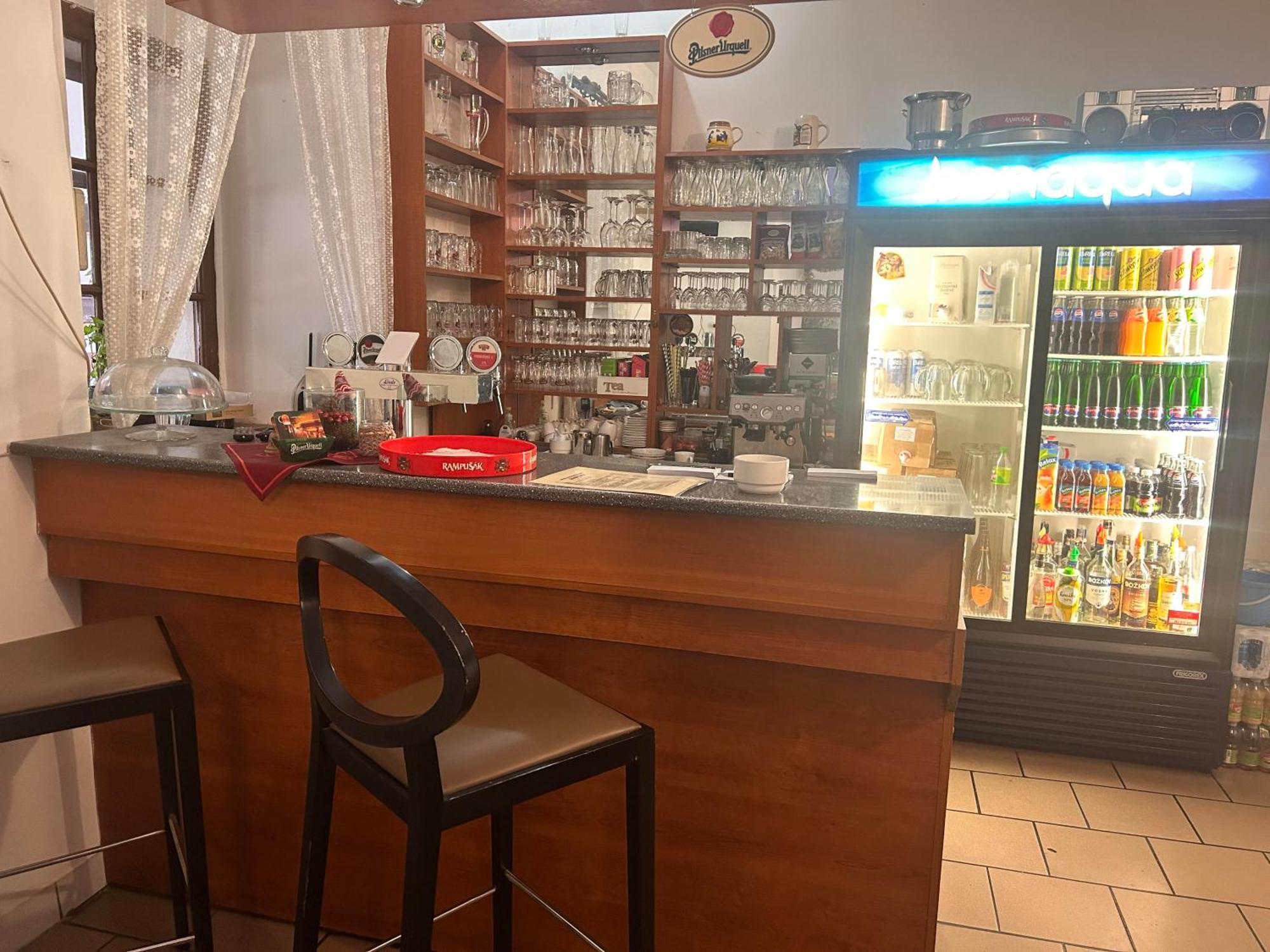 Restaurace A Penzion Podloubi Opočno 外观 照片