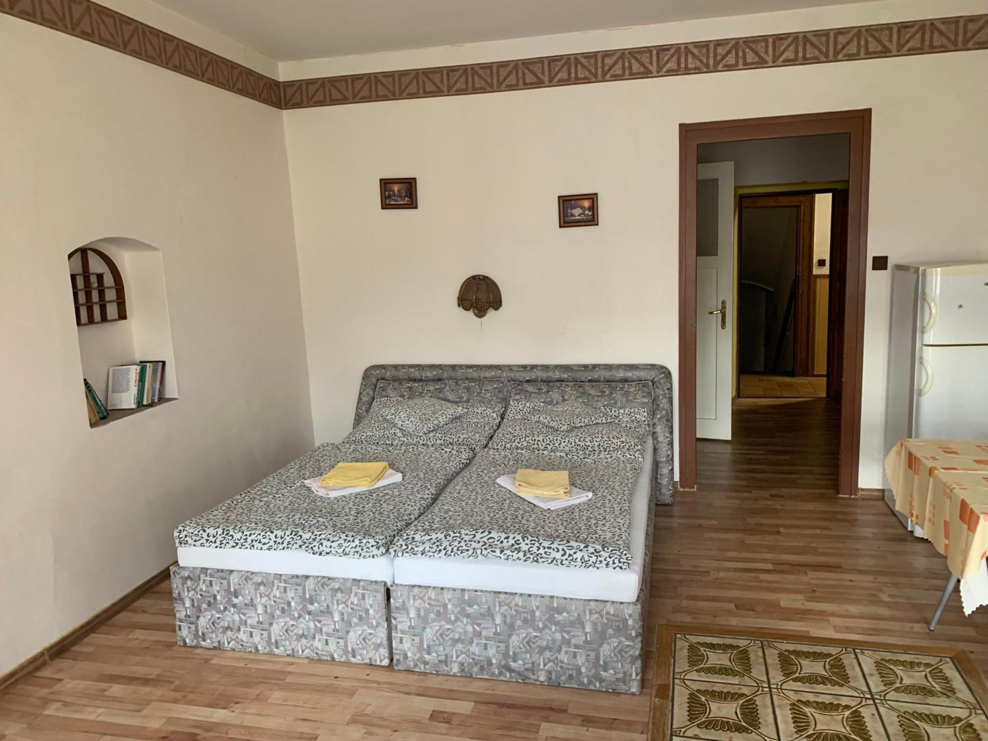 Restaurace A Penzion Podloubi Opočno 外观 照片