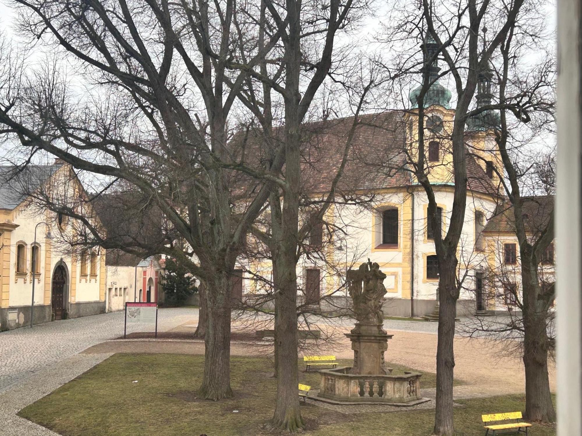 Restaurace A Penzion Podloubi Opočno 外观 照片